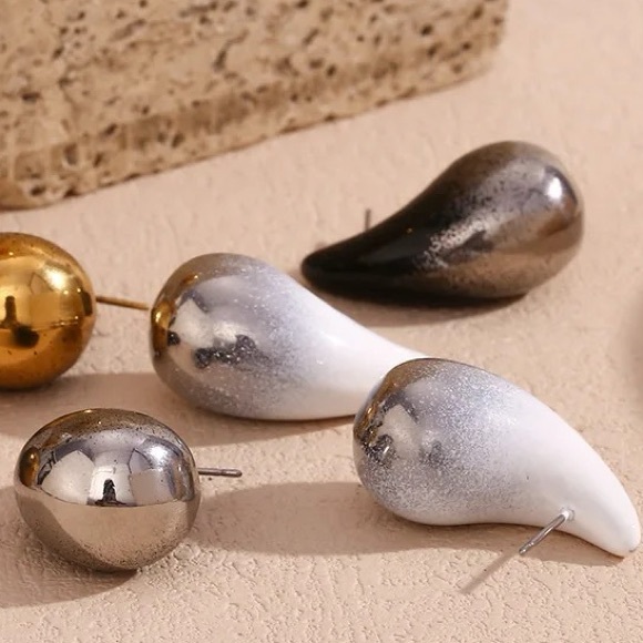 ◾️18k Gold Plated Silver Black Color Chunky Dome Teardrop Earrings - Picture 4 of 5